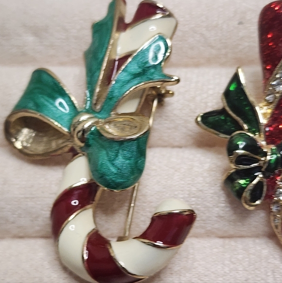 VINTAGE CANDY CANE BROOCH PAIR ENAMEL RHINESTONE HOLIDAY PIN SET - Picture 3 of 7